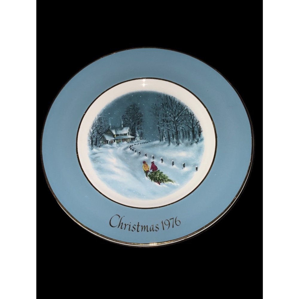 Avon Blue and White Christmas 1976 Decorative Plate